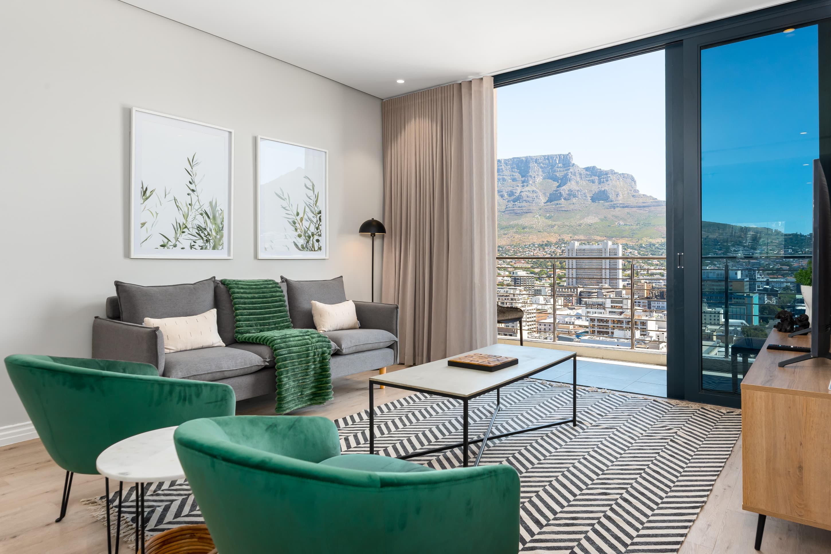 Sky-high Luxury Apt | Table Mountain & Lions Head