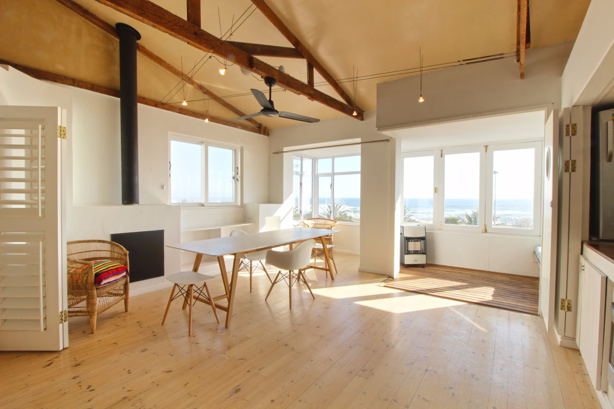 Spacious, Light & Bright on the Beachfront!