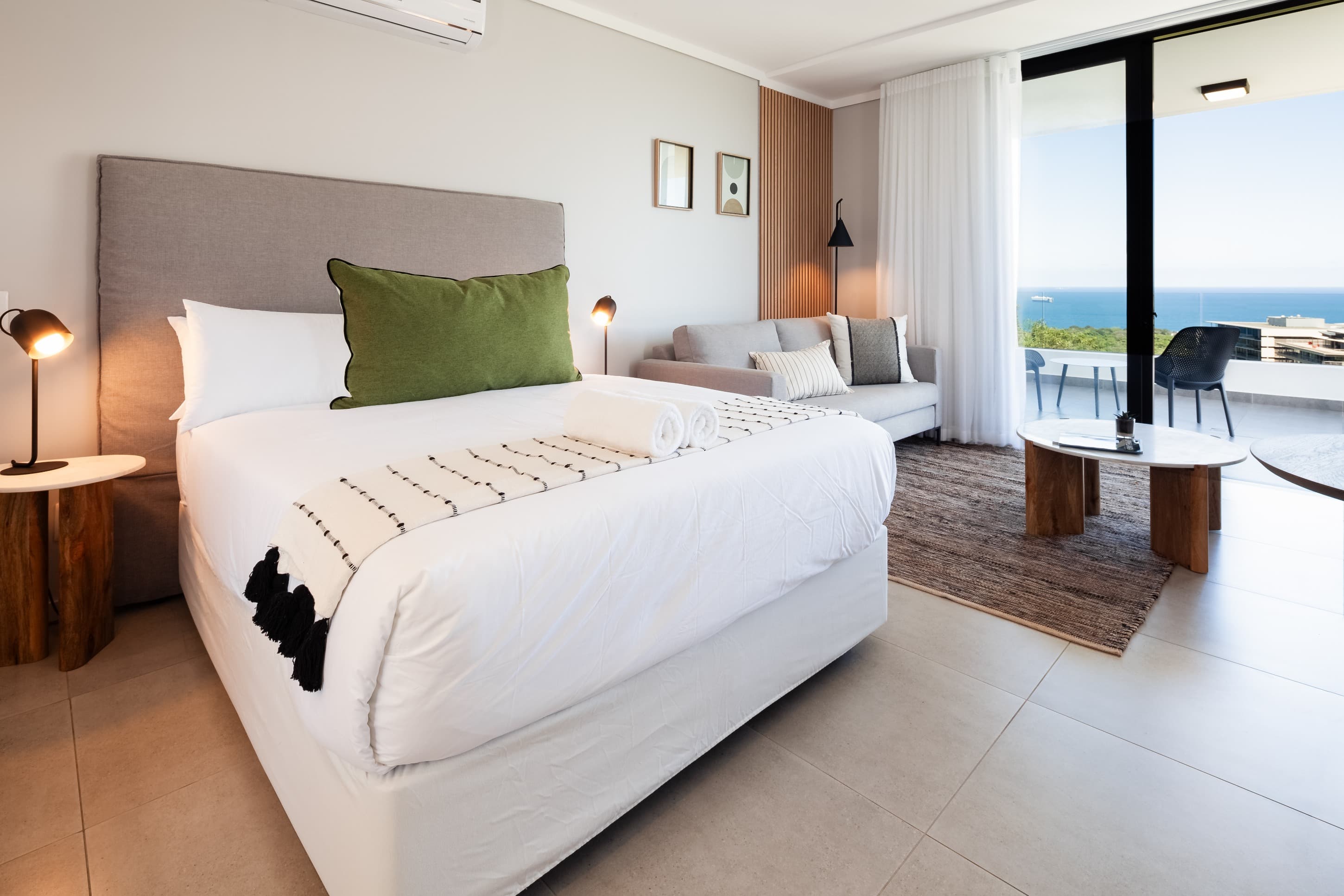 Luxe Corner Apartment | Ocean View | Pool | Aircon